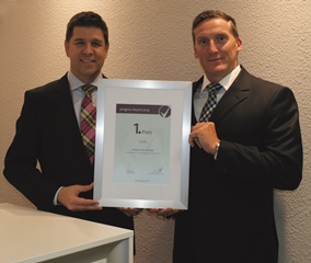 Udo Dürholt (l.), Geschäftsführer Igefa, mit seinem Vertriebsleiter Jörn Petersen bei der Überreichung des Progros-Awards 2014.